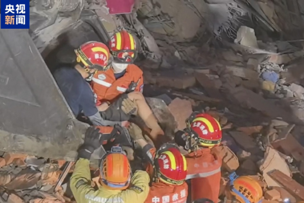 Chinese Rescuers Save Child in Myanmar’s Mandalay 🆘✨ Chinese Rescuers Save Child in Myanmar’s Mandalay 🆘✨
