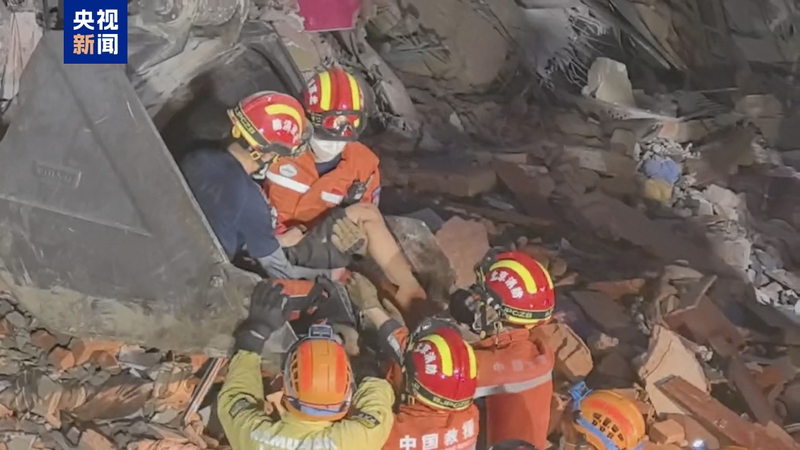 Chinese Rescuers Save Child in Myanmar’s Mandalay 🆘✨