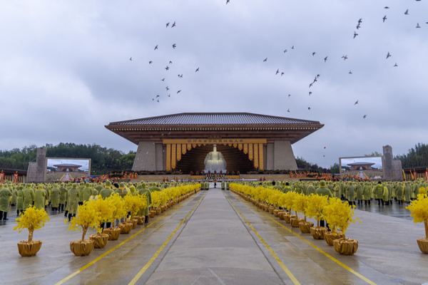 Cross-Strait Compatriots Unite to Honor Ancestor 🐉👥 #CultureConnects Cross-Strait Compatriots Unite to Honor Ancestor 🐉👥 #CultureConnects