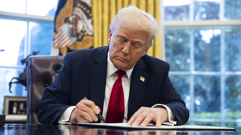 Trump Slaps 25% Tariffs on Imported Cars, Sparks Global Trade Tensions 🌍🚗