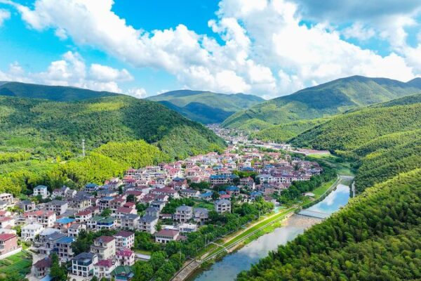 From Polluted to Prosperous: How a Chinese Village Embraced Green Growth 🌱💧 From_Polluted_to_Prosperous__How_a_Chinese_Village_Embraced_Green_Growth___