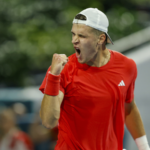 J4XKNCP2VMWPLCI8LYQX - 🌍NewspaperAmigo – Your Global News Buddy 🗞️ Teen Sensation Jakub Mensik Stuns Djokovic in Miami Open Final Upset 🎾✨
