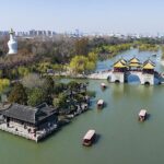KN3L9R5B4MUHE154WZDQ - 🌍NewspaperAmigo – Your Global News Buddy 🗞️ Slender West Lake Shines This Spring 🌸 Explore Yangzhou’s Timeless Beauty!