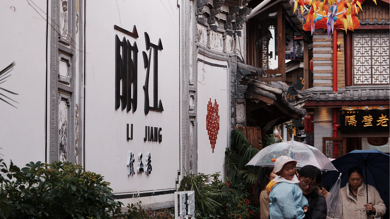 LMGV02DM72ISM1HWD318 - 🌍NewspaperAmigo – Your Global News Buddy 🗞️ Lijiang's Spring Magic: Blooms & Lantern Nights 🌸🏮