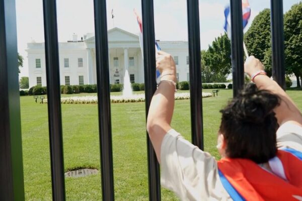 Judge Halts Trump’s Migrant Deportation Plan 👩⚖️✈️ Judge Halts Trump's Migrant Deportation Plan 👩⚖️✈️ video poster