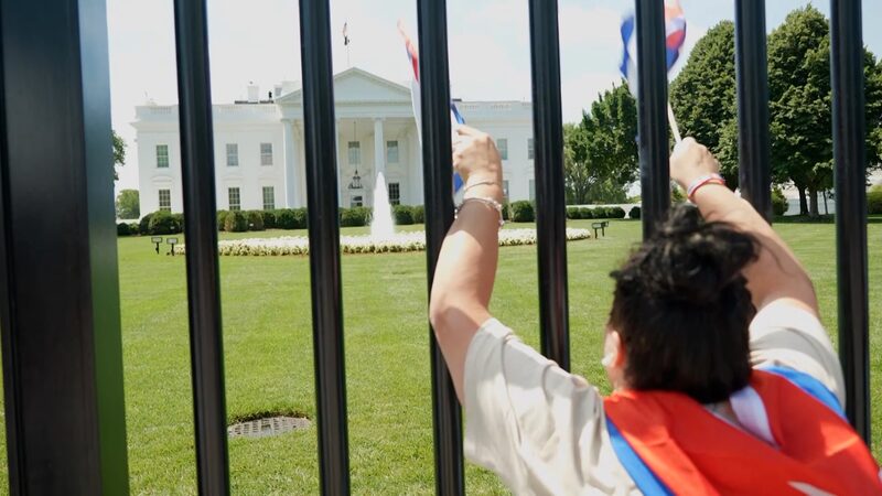 RH9LZ8RTZIY8MQ4EQNN5 - 🌍NewspaperAmigo – Your Global News Buddy 🗞️ Judge Halts Trump's Migrant Deportation Plan 👩⚖️✈️ video poster