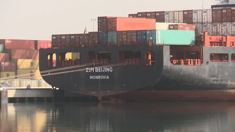 RX9F7R1GYG71FRG2RU7T - 🌍NewspaperAmigo – Your Global News Buddy 🗞️ Trump's $1.5M Ship Fee Plan Sparks Global Trade Jitters 🌊⚖️ video poster
