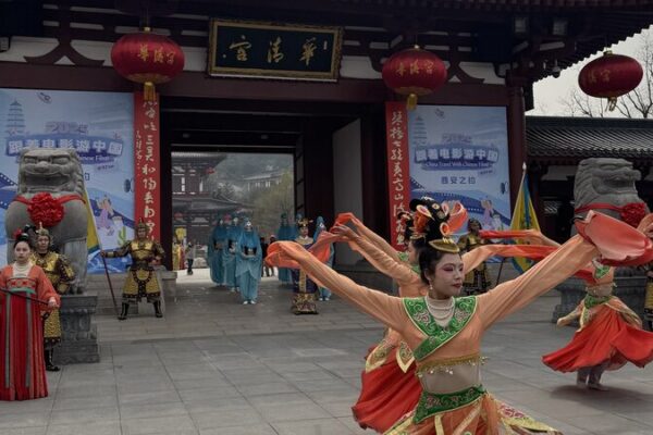 Step Back in Time at Huaqing Palace 🏯✨ Step_Back_in_Time_at_Huaqing_Palace___ video poster
