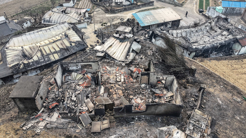 UR0P2DHOH8K2FWKDB35B - 🌍NewspaperAmigo – Your Global News Buddy 🗞️ Helicopter Pilot Dies Battling South Korea’s Worst Wildfires 🌪️🔥