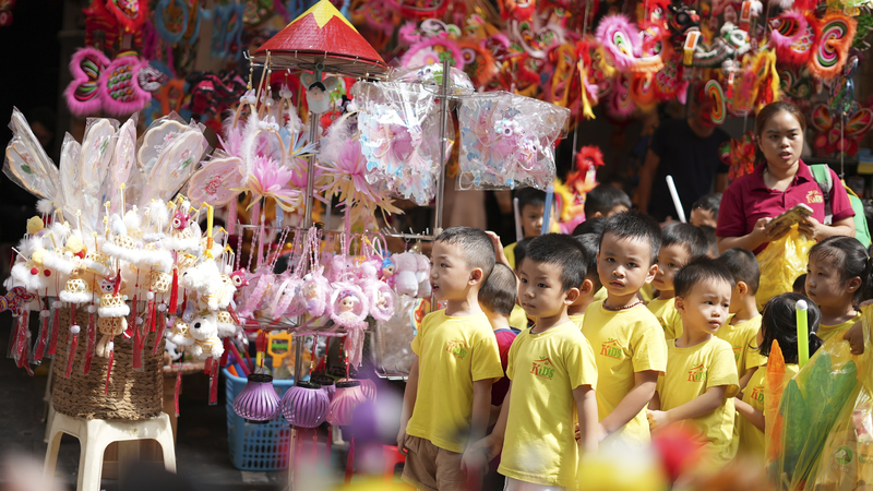 Vietnam’s Mid-Autumn Festival Lights Up Childhood Traditions 🌕🎉