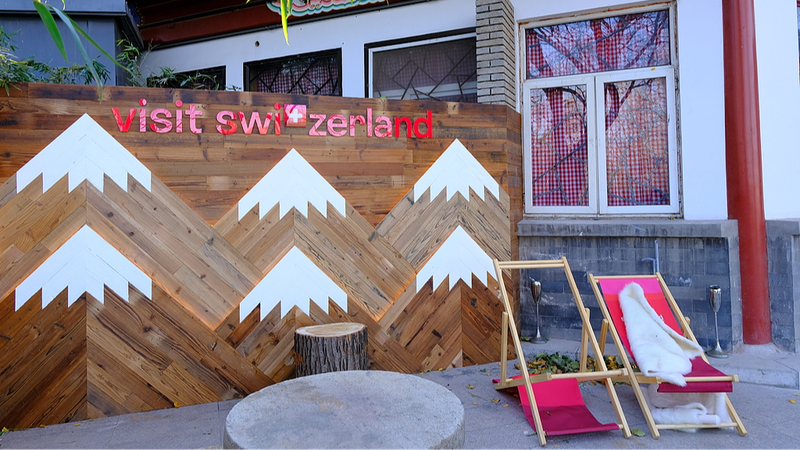 Swiss Chalet Blends Alpine Charm with Beijing’s Lakeside Vibes 🏔️✨ Swiss Chalet Blends Alpine Charm with Beijing’s Lakeside Vibes 🏔️✨