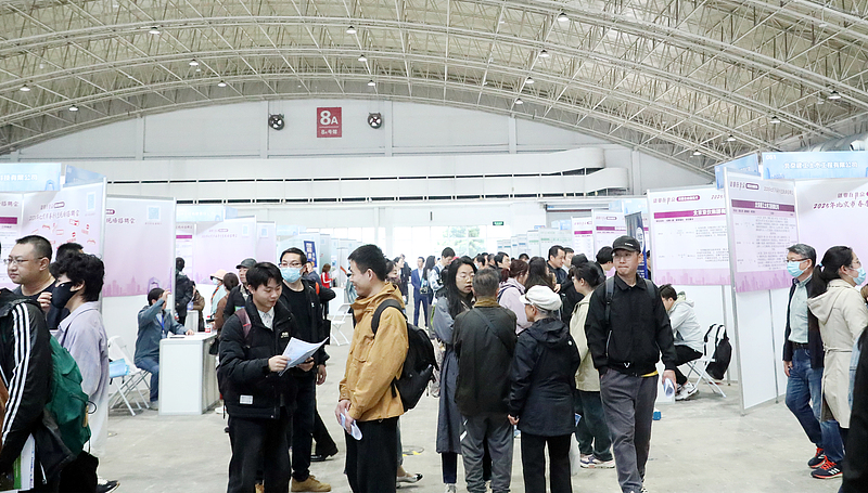 China Extends Job Market Stability Policies to 2025 🌐💼 China Extends Job Market Stability Policies to 2025 🌐💼