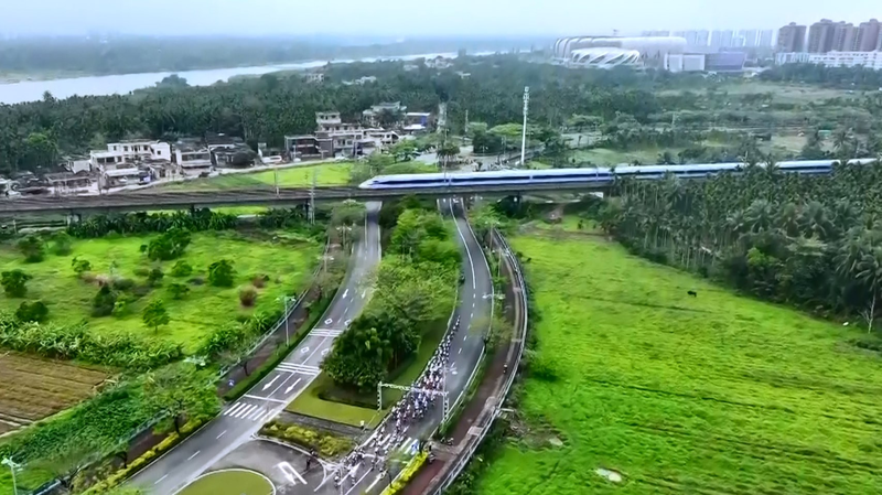3OV3Q139ZMP6JFBMSQDG - 🌍NewspaperAmigo – Your Global News Buddy 🗞️ Hainan Rainforest Cycling Race Kicks Off with Global Thrills 🌴🚴♂️ video poster