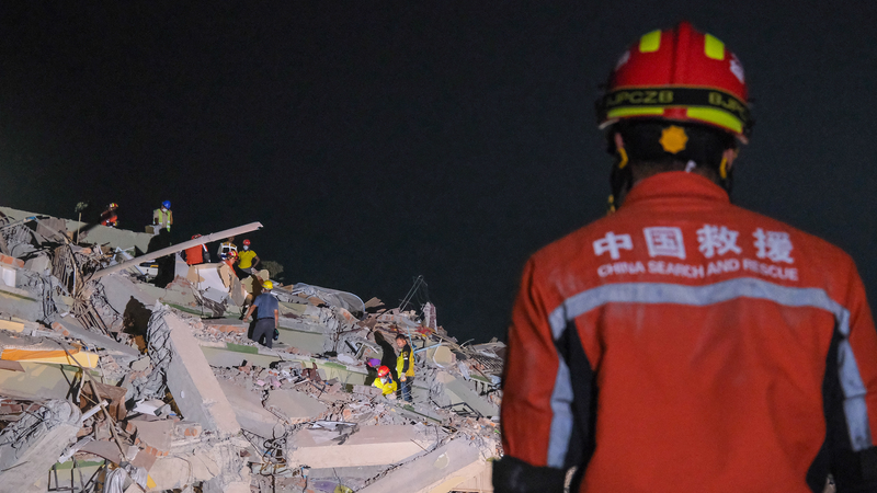 44J2Y6WOOUP97V1MPW25 - 🌍NewspaperAmigo – Your Global News Buddy 🗞️ 🇲🇲 Rescue Teams Race Against Time in Mandalay Quake Aftermath 🚨 video poster