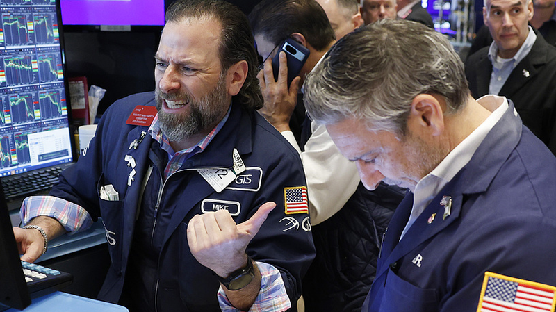 U.S. Tariff Turmoil: Markets Burn as Trade War Backfires 🔥🌍