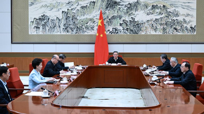 China’s Premier Li Stresses Market Stability Amid Growth Push 🌍📈