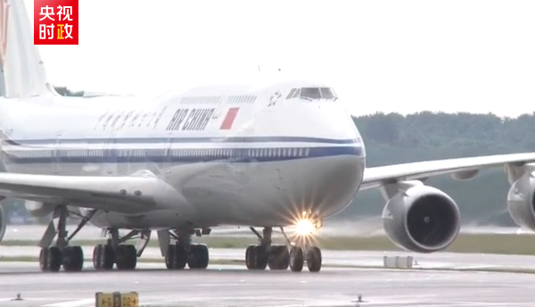 Xi Jinping Arrives in Malaysia, Pledges Stronger Cooperation 🌏✈️