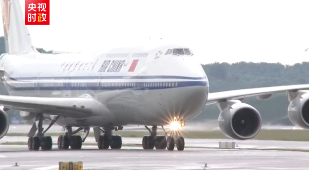 71FPJE2EMO74FZ6UIEKX - 🌍NewspaperAmigo – Your Global News Buddy 🗞️ Xi Jinping Arrives in Malaysia, Pledges Stronger Cooperation 🌏✈️