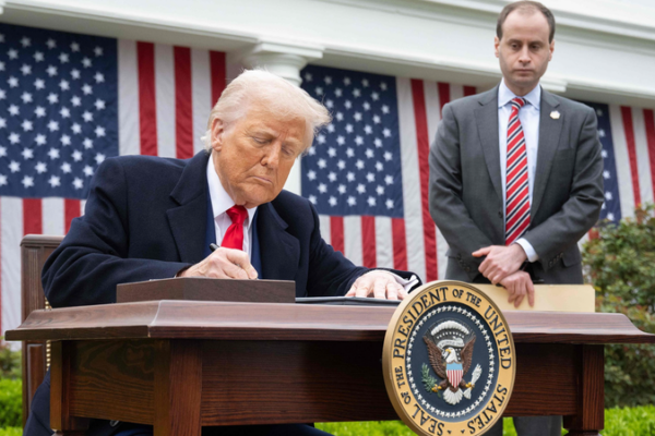 U.S. Tariff Obsession Risks Economic Self-Harm, Experts Warn 🌍💥 U.S. Tariff Obsession Risks Economic Self-Harm, Experts Warn 🌍💥