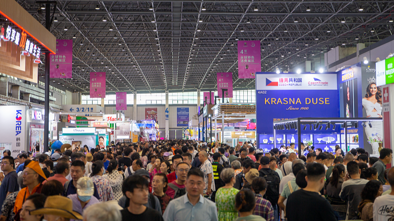 Global Giants Flock to China’s Trade Events Despite Trade Tensions 🌏📈