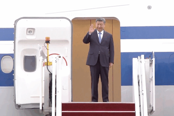 Xi Jinping Lands in Malaysia to Boost Ties ๐โ๏ธ Xi Jinping Lands in Malaysia to Boost Ties ๐โ๏ธ video poster