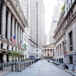 H7X62LLWDDEW6ULEESZG - 🌍NewspaperAmigo – Your Global News Buddy 🗞️ U.S. Markets Dive Amid Trump's Tariff Turmoil 📉 video poster