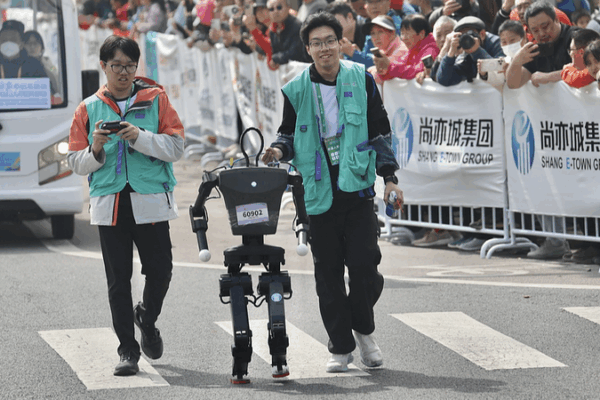 Humanoid Robots Race in Beijing’s First AI Marathon Humanoid_Robots_Race_in_Beijing_s_First_AI_Marathon
