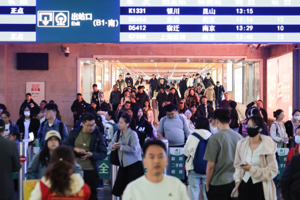 China’s Qingming Holiday Sparks Travel Frenzy 🚗🌿