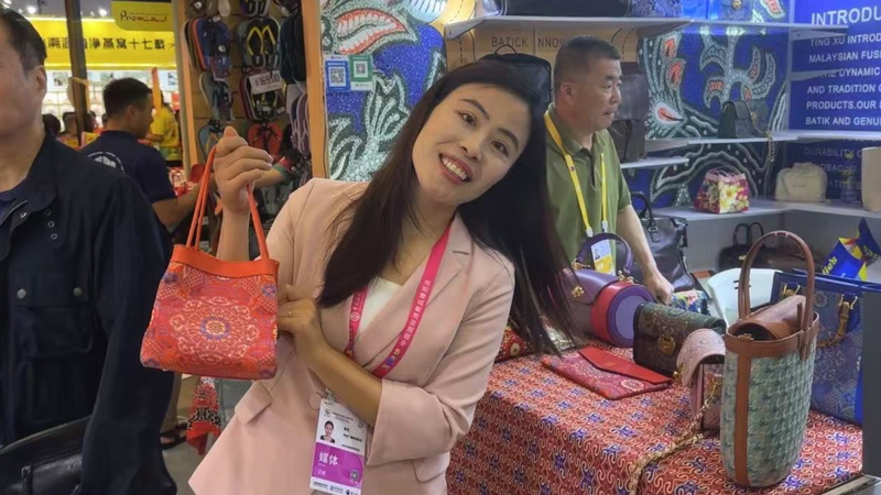KVJ8G8G2EHWI5Y4ES9G2 - 🌍NewspaperAmigo – Your Global News Buddy 🗞️ Malaysia's Cultural Delights Wow at Hainan Expo 🌟🍪 video poster