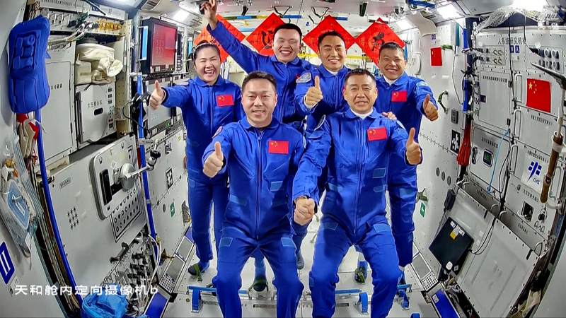MFUD2OBQJ5WQL9LTDAKM - ๐NewspaperAmigo โ Your Global News Buddy ๐๏ธ Shenzhou Crews Unite for Historic Space Station Handover ๐๐ video poster