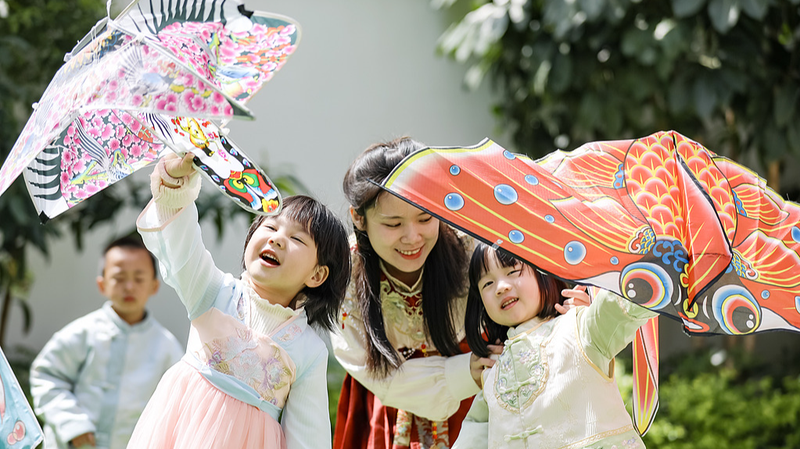 Soaring Traditions: How Kites Unite Cultures Across the Skies 🌏🪁 Soaring Traditions: How Kites Unite Cultures Across the Skies 🌏🪁