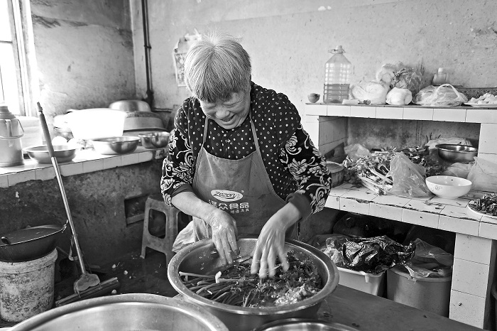 MMV73SX0PE2PCDZ597EO - 🌍NewspaperAmigo – Your Global News Buddy 🗞️ From Debt to Dignity: Shandong Grandma Repays 2M Yuan Over 20 Years 💪🏼