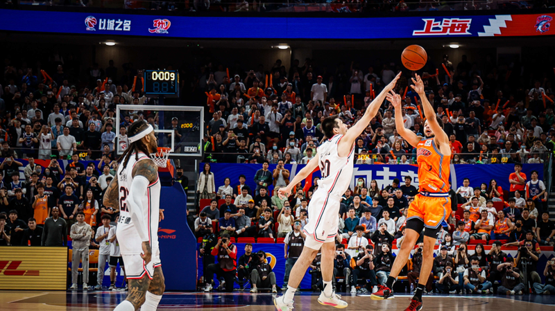 N9Q48WLEI16EHIYND7M1 - 🌍NewspaperAmigo – Your Global News Buddy 🗞️ Tyler Harvey’s Buzzer-Beater Stuns Guangdong! 🏀🔥