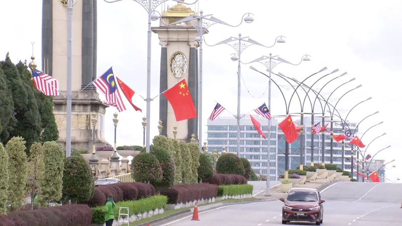 PUIRW00CQ5HRAF6B2Z9E - 🌍NewspaperAmigo – Your Global News Buddy 🗞️ 🇲🇾🤝🇨🇳 Malaysians Eagerly Await President Xi's Historic Visit video poster