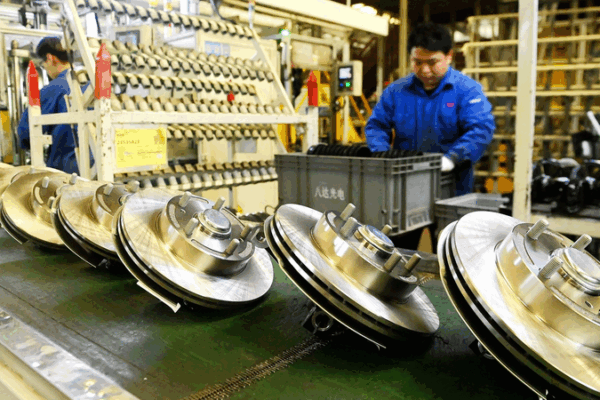 China’s Manufacturing PMI Dips in April Amid Economic Headwinds 🌏📉