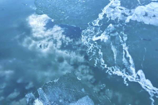 Xinjiang's Ulungur Lake Awakens as Ice Transforms into Naan-Shaped Art 🌊❄️ video poster