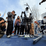 SHJMGHZA7GR1WZALQ5ZG - 🌍NewspaperAmigo – Your Global News Buddy 🗞️ 🤖🏃♀️ Humans & Robots Race in Beijing’s Revolutionary Half-Marathon 🌍
