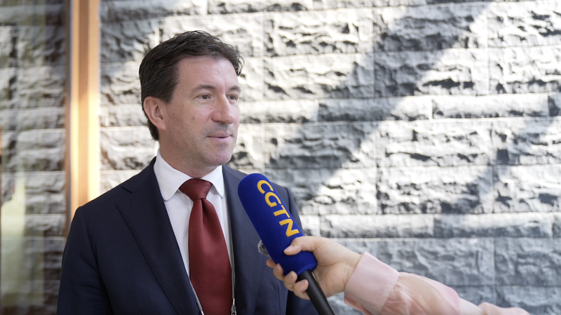 SI85VCX54EUO9NN115Y1 - 🌍NewspaperAmigo – Your Global News Buddy 🗞️ 🚨 Trade Wars Threaten Global Economy: Expert Warns of Risks 🌍 video poster