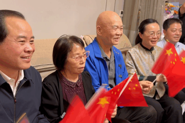 🚀 Shenzhou-20 Blasts Off: Astronaut Families Cheer Historic Mission 🚀 Shenzhou-20 Blasts Off: Astronaut Families Cheer Historic Mission video poster