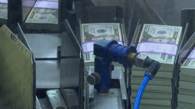 Dollar’s Decline: Investors Pivot East Amid Global Shift 🌍💸