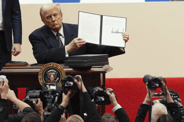 Trump’s Approval Hits Historic Low Ahead of 100-Day Mark 📉 Trump's Approval Hits Historic Low Ahead of 100-Day Mark 📉