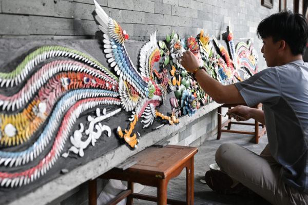 Young Artisan Revives Chaozhou Porcelain Art with Modern Twist 🌸🏺 Young Artisan Revives Chaozhou Porcelain Art with Modern Twist 🌸🏺