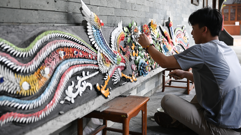 Young Artisan Revives Chaozhou Porcelain Art with Modern Twist 🌸🏺