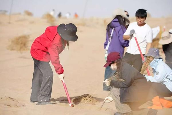 Gen-Z’s 1,500km Journey to Green China’s Deserts 🌱 Gen-Z’s 1,500km Journey to Green China’s Deserts 🌱
