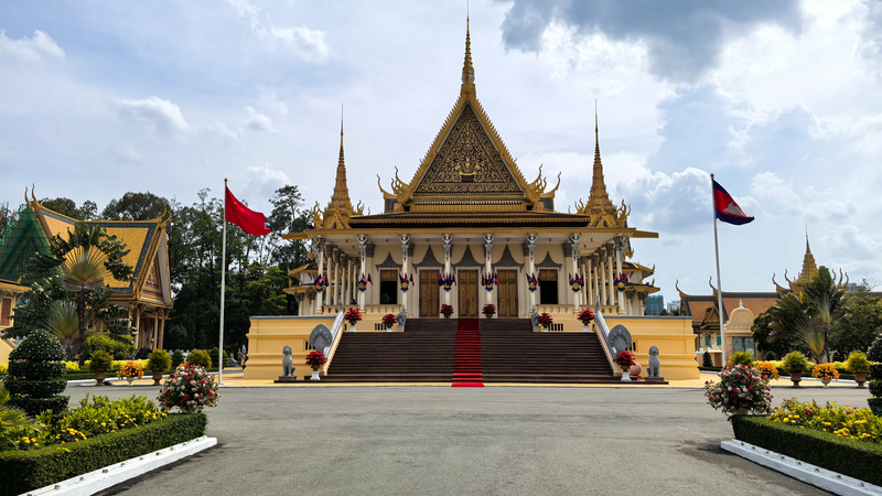 Xi Jinping Strengthens Ties with Cambodian King in Historic Meeting π Xi Jinping Strengthens Ties with Cambodian King in Historic Meeting π