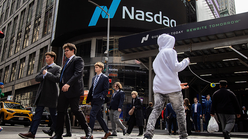 V9FU2KZI6NAQ1NGQVR0X - 🌍NewspaperAmigo – Your Global News Buddy 🗞️ Trump Tariff Chaos Sparks Wall Street Meltdown 📉