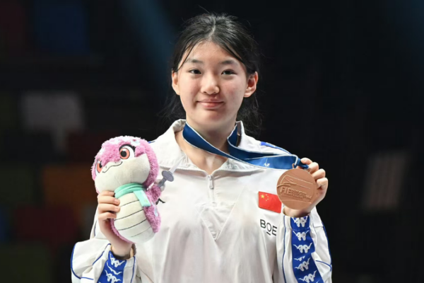 🌟 China’s Pan Qimiao Strikes Bronze at Fencing World Championships! 🏅