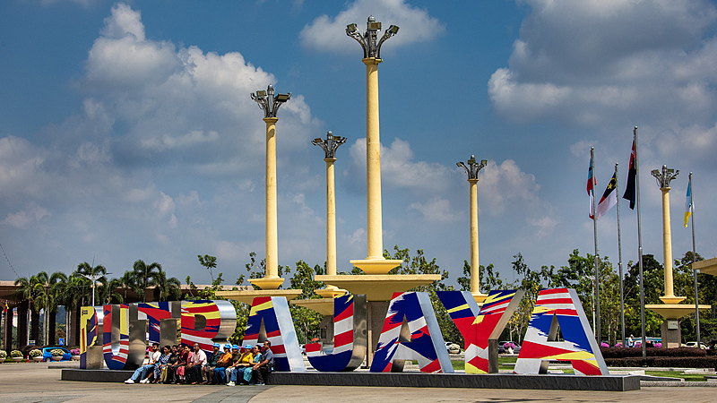 Xi_Jinping_and_Malaysia_s_Anwar_Ibrahim_Strengthen_Ties_in_Key_Meeting_poster - 🌍NewspaperAmigo – Your Global News Buddy 🗞️ Xi_Jinping_and_Malaysia_s_Anwar_Ibrahim_Strengthen_Ties_in_Key_Meeting video poster