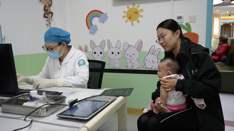 YDVSIVAYMBIYCWSCWWM8 - 🌍NewspaperAmigo – Your Global News Buddy 🗞️ How China Tamed Measles: Vaccines & Teamwork Lead the Charge 💉🤝 video poster