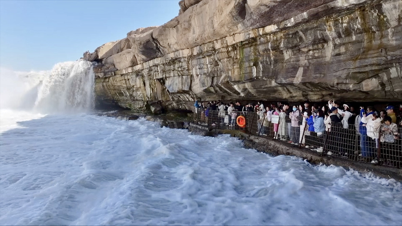 Qingming Rush: Hukou Waterfall Thrives as Top Tourist Spot 🏞️💧 video poster